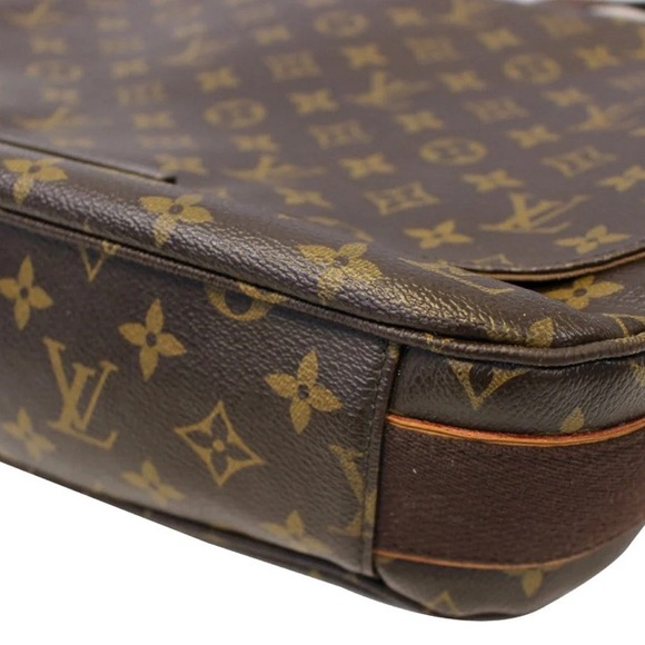 LOUIS VUITTON
Monogram Canvas Brown Beaubourg MM Messenger Bag - Picture 6 of 11